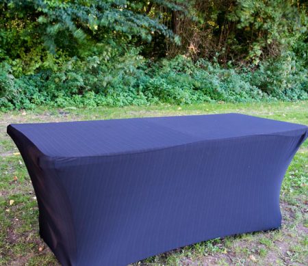 Partytafel met partytafel rok zwart huren - Springkussenverhuur Breda